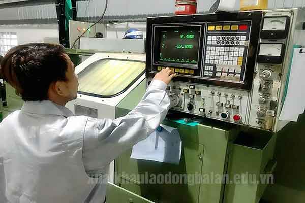 Tuyển gấp 12 kỹ sư CNC đi làm việc tại Ba Lan