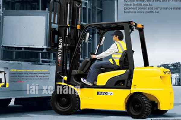 Tuyển 06 nam đi XKLĐ Ba Lan thao tác lái xe nâng