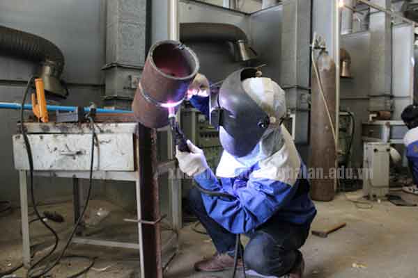 Tuyển 24 thợ hàn xì đi xuất khẩu sang Ba Lan