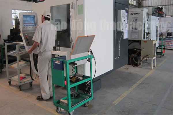 Tuyển gấp 02 lao động nam sang Đài Loan thao tác máy móc