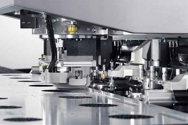 Tuyển 01 Nam đi xuất khẩu lao động thao tác máy đột dập