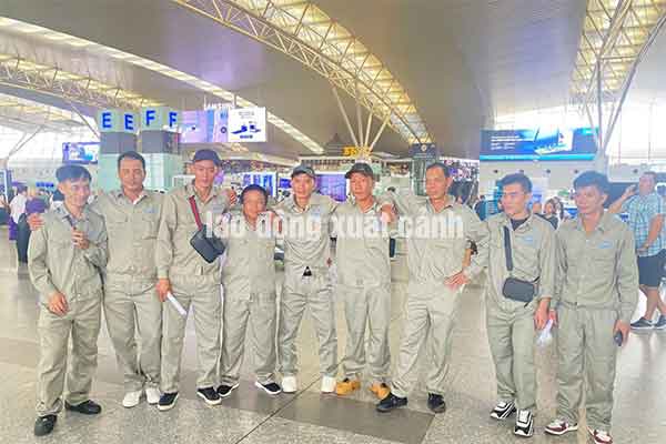 Đơn hàng thao tác máy ép nhựa tại Miêu Lật - Đài Loan