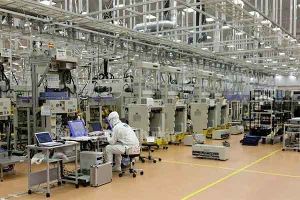 Kỹ sư vận hành máy Nhật Bản